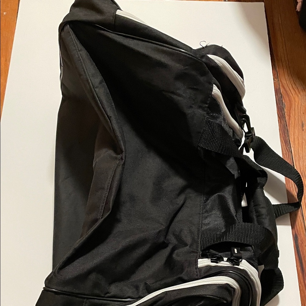 Reebok Slimm Black & White Duffel Bag Gym Bag Padded Handles & ID Tag NWT - Picture 4 of 5